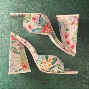 Torgēis multicolored floral “Paradise” mule sandal, size 7